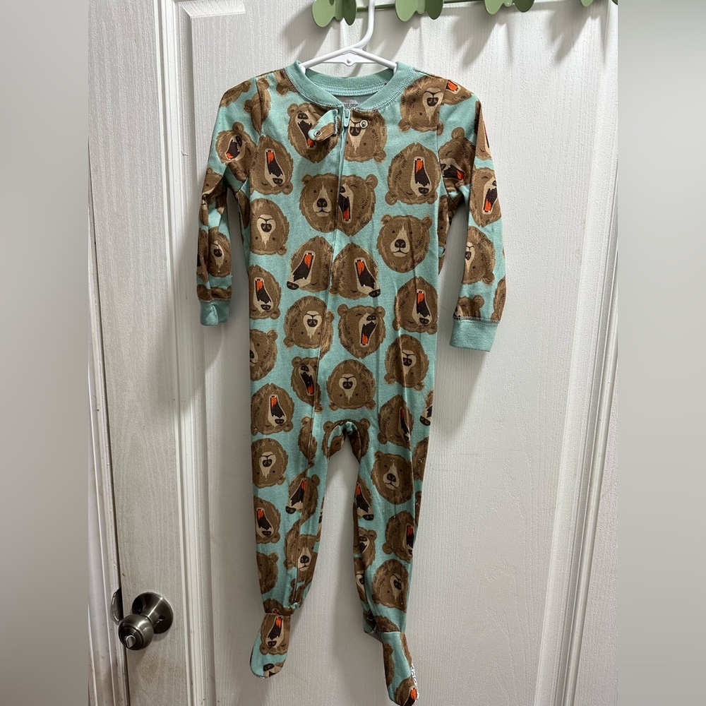 Toddler pajamas, Size 2T, Green w/ bears.
